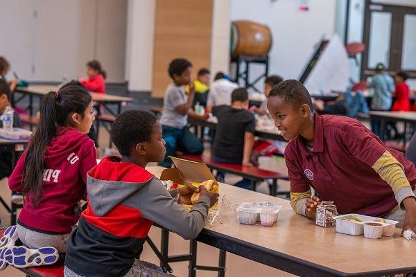 Kids eating lunch